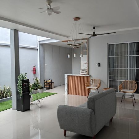 Nier Guesthouse Zwei Lumajang 外观 照片